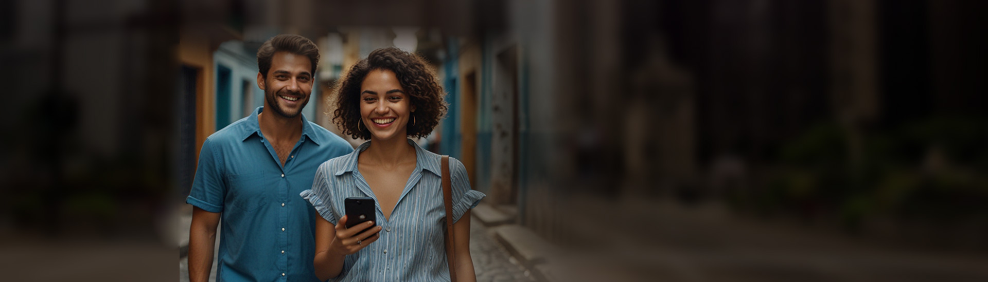 Imagem de uma mulher sorrident mexendo em seu tablet, utilizando o wifi